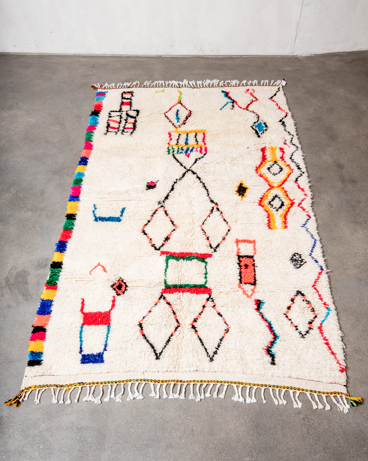 Modern designer handcrafted Berber rug from Morocco. Azilal rug with beautiful colors and patterns. Made of sheep’s wool and colourful cotton.